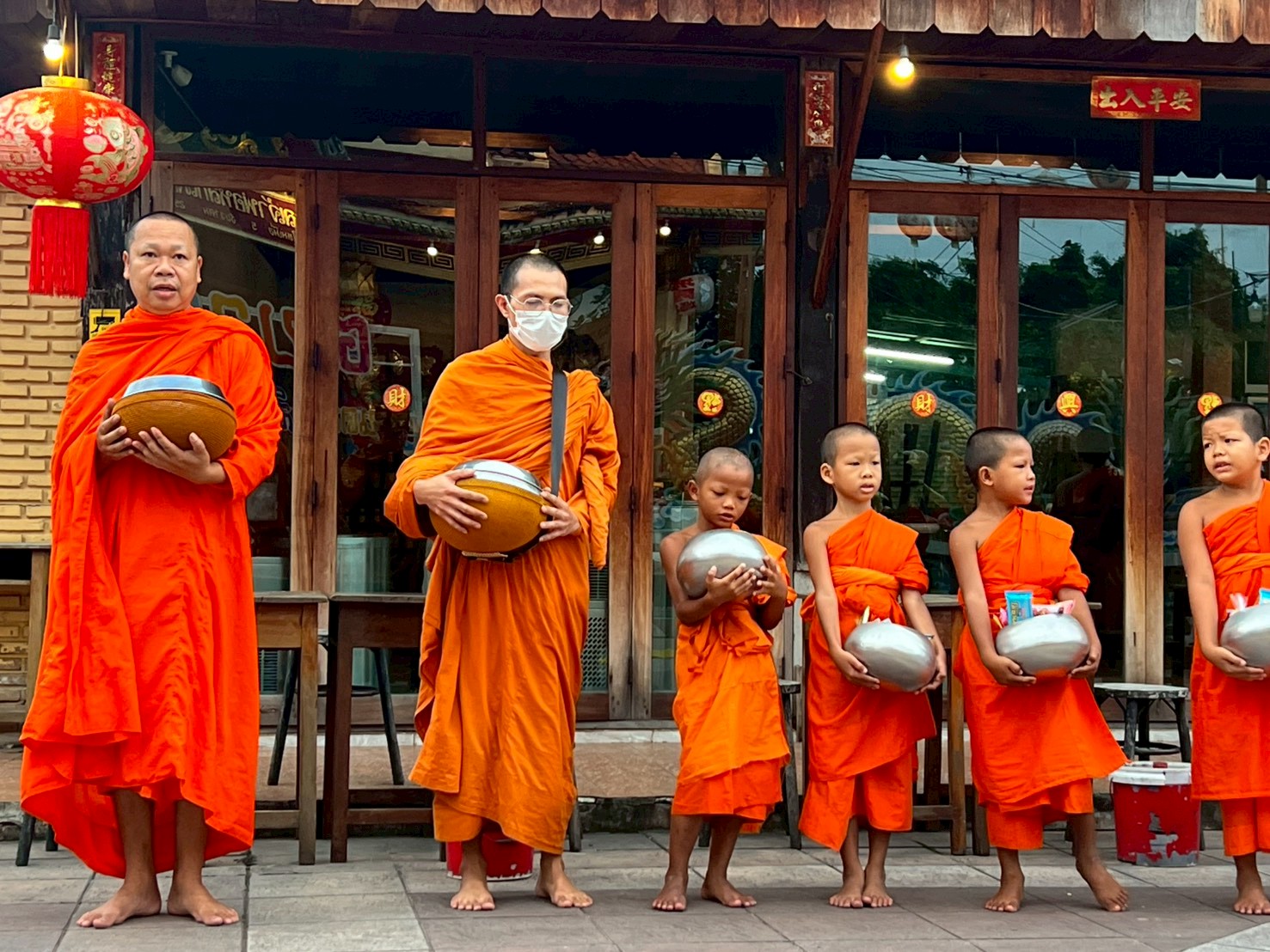 title - ส.ป.ก.ยโสธร ร่วมกิจกรรมทำบุญตักบาตรย้อนยุค วิถีถิ่น วิถีไทย   ณ ถนนคนเดินยโสธร เมืองเก่าบ้านสิงห์ท่า ประจำปีงบประมาณ พ.ศ. 2569